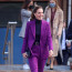 Fialové kostýmky půjdou na dračku: Vévodkyně Kate vynesla model za téměř 40 tisíc korun a vzala do ruky tarantuli
