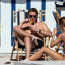 Britská televizní hvězdička a dcerka boháče sváděla na pláži přítele. Rozepnula si před ním horní díl bikin