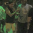 To tu ještě nebylo: Záběry opilého Charlieho Sheena při rvačce s muzikantem