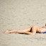 Žhavá plážová podívaná. Sexy modelka z Playboye pózovala v plavkách jako volejbalistka