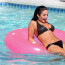 Kontroverzní porotkyně X Factoru, jejíž domácí erotické video uniklo na internet, se u bazénu vystavila v bikinách