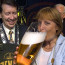 OBRAZEM: Humorné okamžiky s Angelou Merkelovou. Krmení lemura, pití piva i kontrola ponorky