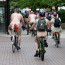 Naháči na kolech vtrhli do měst! V Manchesteru i Londýně zírali na tisíce holých zadků