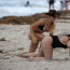 Půvabná kanadská tenistka se válela v písku: Z plavek jí málem vykouklo celé ňadro