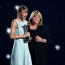 Taylor Swift překonala rekord Michaela Jacksona: Pyšný výraz zpěvaččiny matky bojující s rakovinou vás dostane
