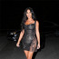 Sexy Kim Kardashian oblékla křivky do průsvitných šatů. Takhle vyrazila na oslavu kulatin starší sestry