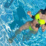 Provokatérka z béčkových filmů si užívala pohodu u bazénu: Herečka pózovala v sexy bikinách