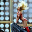 Britney snad nikdy nevypadala líp: Na pódiu osedlala kytaru a předvedla tělo pevné jako skála