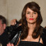 Supermodelka Helena Christensen (51) vystavila pro dobré účely poprsí v šatech s výstřihem