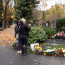 Hrob Karla Gotta se plní svíčkami a květinami: Fanoušci na zpěváka vzpomínají se slzami v očích