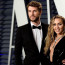 Rebelka Miley Cyrus s manželem na oscarové party: Provokovala hlubokým výstřihem a vysokým rozparkem