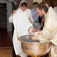 Slavnostní křtiny se změnily v trapas: Knězi vyklouzlo miminko z rukou