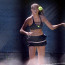 Sexy modelka si při tenisovém zápase ukládala míčky do podprsenky. Tenisák se jí vešel přímo mezi ňadra