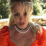 Britney Spears předvedla nový účes a bujný dekolt nejen v bikinách