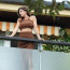 Sexy bývalka George Clooneyho vystavila vnady bez podprsenky na hotelovém balkoně