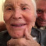Legendární herec Kirk Douglas dnes slaví 100. narozeniny: Takhle vitální stařík září na selfie se synem Michaelem