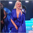Lascivní kostýmy a přelepené bradavky: Takhle se teď na pódiu předvádí Christina Aguilera