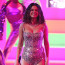 Selena Gomez předvedla bujný dekolt i žhavé vystoupení: Návrat na hudební scénu se nemocné zpěvačce povedl