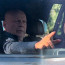 Bruce Willise po měsících v ústraní zastihli v autě. Vypadá výborně!