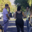 Ozbrojený soused Tori Spelling držel rukojmí! Herečka s dětmi musela prchat. Kdysi přitom žila v největším sídle LA
