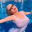 Christina Aguilera vlezla do bazénu v šatech: Takhle se v bílém rýsovaly její obří vnady