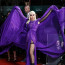 Příchod hodný Oscara: Lady Gaga vplula na premiéru v opulentním modelu a předvedla nožky v síťovaných punčochách
