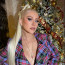 Christina Aguilera upoutala pozornost ke svému hlubokému dekoltu šperkem, který zářil v místě, kde chyběla podprsenka