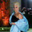 Lady Gaga to na pódiu rozjela a zapomněla, co má na sobě: Zpěvačku zradil extrémně vysoký rozparek