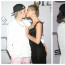 Nemohl se od ní vůbec odlepit: Justin Bieber zahrnoval manželku v proklatě sexy outfitu vášnivými polibky