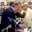 To jste ještě neviděli: Papež František na nákupech!
