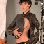 Kolik toho ještě ukáže? Sexy modelka Bella Hadid na snímku ze zákulisí focení odhalila hodně kůže