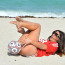 Brunetka roku magazínu Playboy se zase předváděla: Polonahá exmilenka slavného fotbalisty vystavila na pláži zadeček v tangách