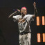 Rihannin ex Chris Brown nejdřív fanynce na koncertě svůdně tančil na klíně. Pak se naštval a zahodil její mobil do davu