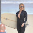 Jejím revírem je pláž: Pamela Anderson se rozběhla jako zamlada a prsa nechala pohupovat v rozepnutém neoprenu