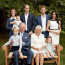 Ne každý si může dovolit dloubnout Charlese do oka: Nové fotky ukazují prince jako milujícího dědečka