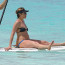 Je konečně těhotná? Jennifer Aniston v bikinách ukázala při vodních radovánkách podezřele větší bříško