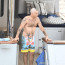 Robbie Williams ukázal figuru v plavkách! Na dovolené oslňovala v bikinách i jeho manželka