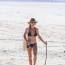 Manželka hollywoodského svalovce ukázala sexy křivky v bikinách na prázdné pláži