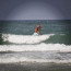Na takovou surfařku je radost pohledět: Takhle Agáta Prachařová řádí v Izraeli ve vlnách