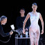 Publiku se tajil dech: Na nahou Bellu Hadid nastříkali šaty přímo na přehlídce!