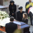 Na shledanou, Mistře. Gottovy ostatky byly převezeny do krematoria, kde mu vdova Ivana a dcery daly poslední sbohem