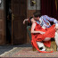 Ani na jevišti si Heřmánek mladší od manželky neodpočine: Takhle se na svoji zrzku vrhá v nové hře, kterou režíruje jeho táta
