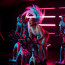 Takhle sexy ještě nebyla: Mladá zpěvačka v novém klipu svůdně šlape na kole jako Ariana Grande