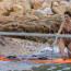 Brazilská kráska okouzlila Ibizu. Alessandra Ambrosio dováděla ve vodě v plavkách s rafinovanými průstřihy
