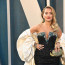 Po dlouhé době zase nechala vykouknout své poprsí z bikin: Rita Ora vyrazila na výlet s Kate Moss
