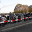 ŽIVĚ: Stovky lidí stojí na Žofíně frontu na rozloučení se zpěvákem Karlem Gottem (✝80)