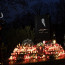 Hrob Karla Gotta (✝80) se naplnil svíčkami od fanoušků: Takhle to teď vypadá na Malvazinkách