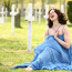 Éterická zpěvačka, která okouzlila Formana, natáčela smutný videoklip: V modrých šatech zpívala na hřbitově