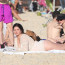 Lana Del Rey v plavkách na přeplněné pláži v Riu dokonale splynula s davem. Poznali byte slavnou zpěvačku?