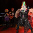 Pozor, Mars útočí! Nejulítlejší česká zpěvačka šokovala na vánočním koncertě v těchto bizarních mimozemských kostýmech